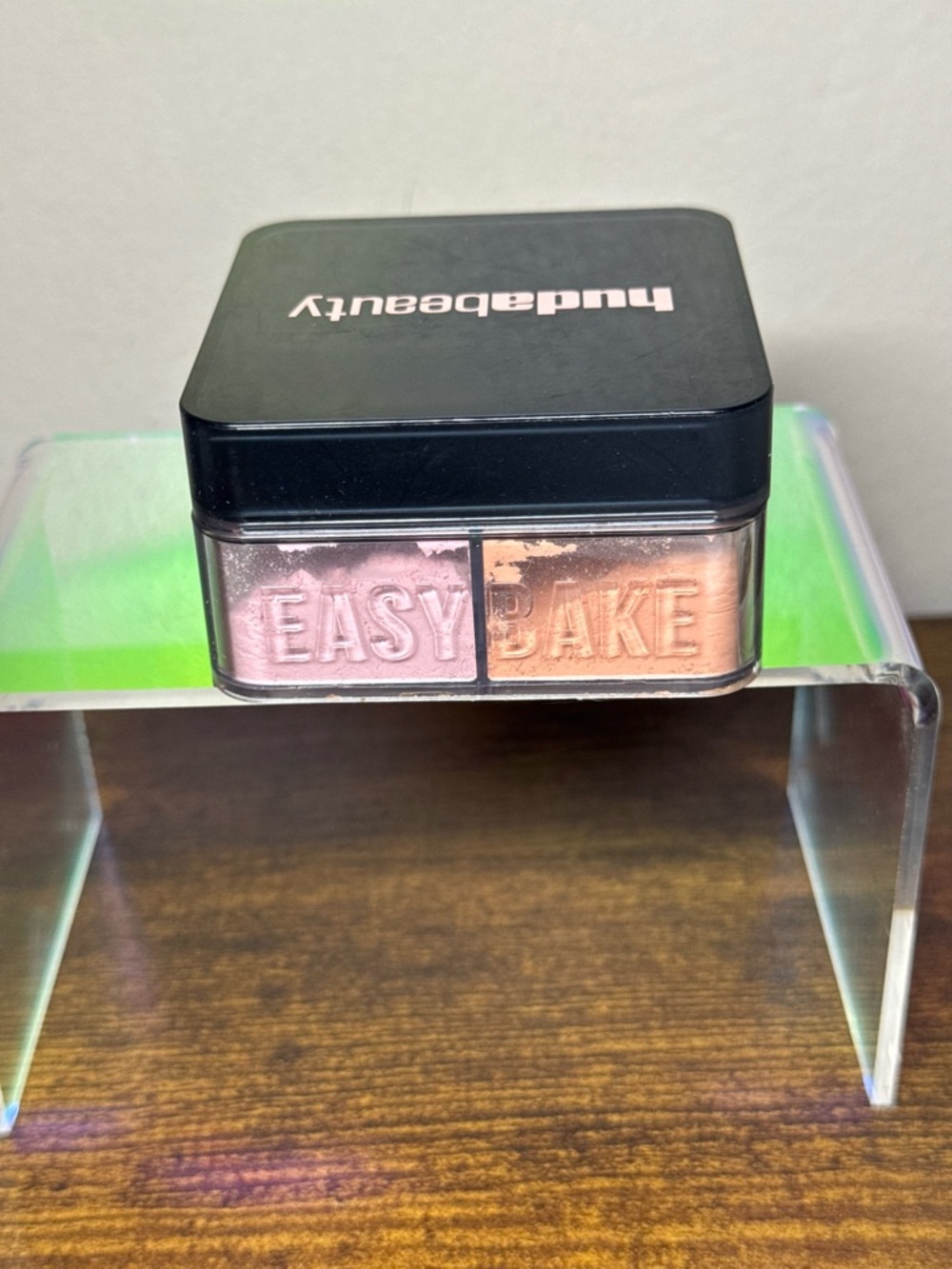Huda Beauty Easy Bake Loose Powder Brightening + Correcting Duo - Picture 4 of 5